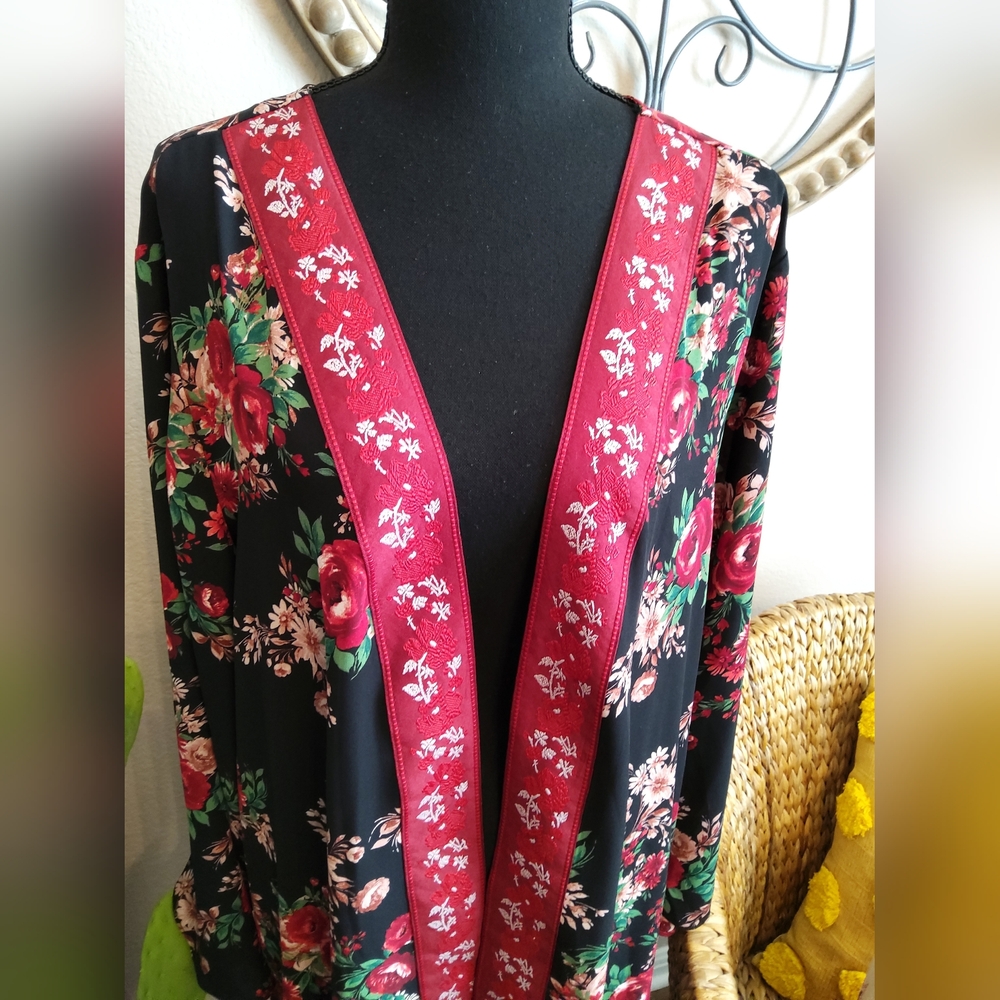 The Pioneer Woman Black and Red Floral Open-Front Kimono - Picture 3 of 10